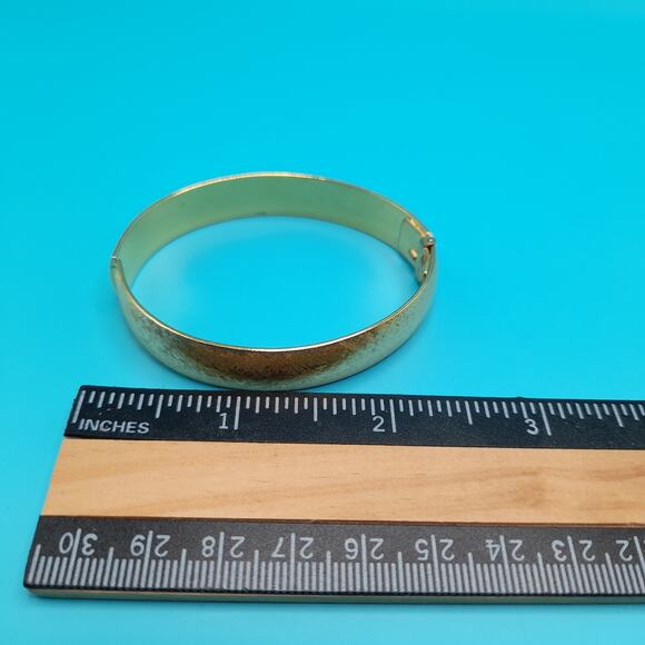 Vintage Signed Monet Gold Plated Hinged Bracelet, Classic Bangle, 6.5 Inches - Picture 10 of 11
